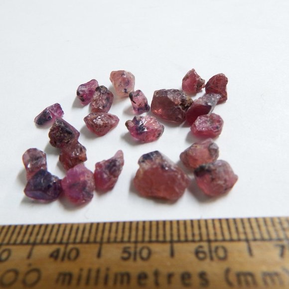29.8ct tanzanian bi color ruby and sapphire gemstone crystal rough lot - Picture 4 of 7